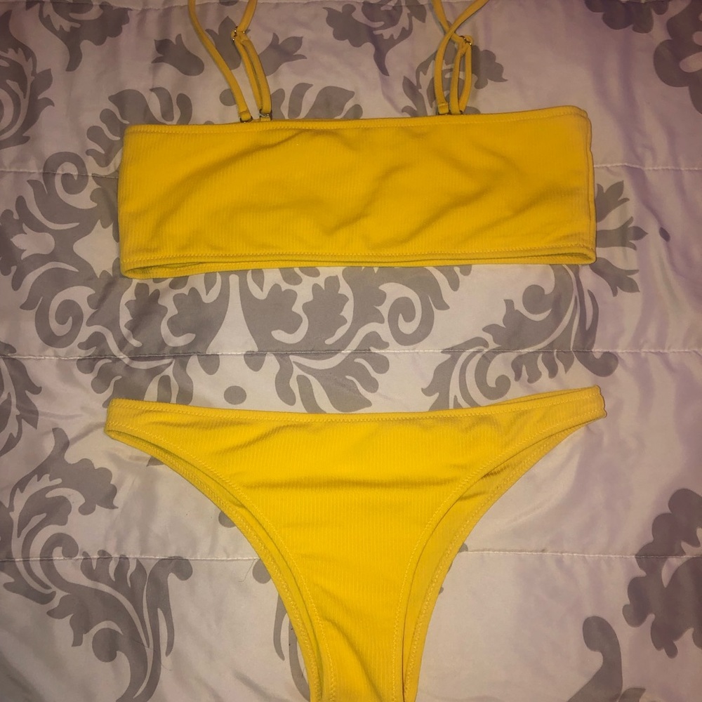 Yellow bikini💛
